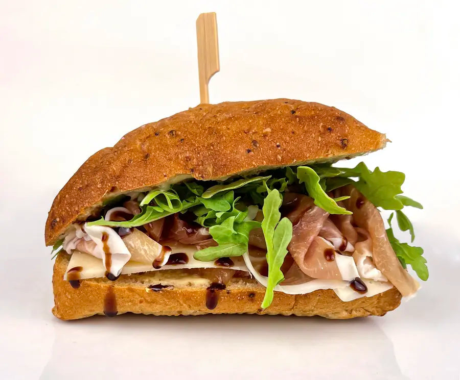 Sandwich Prosciutto, chutney de poires et Manchego